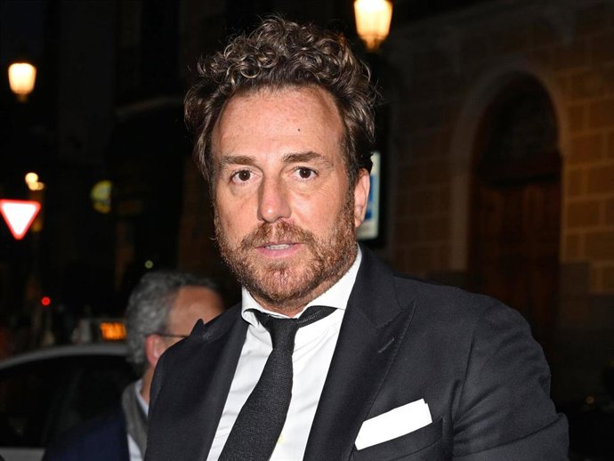 Raúl Prieto llega a la iglesia catedral de las Fuerzas Armadas para asistir a la misa funeral en memoria de Joaquina Verez, madre del arquitecto Joaquín Torres