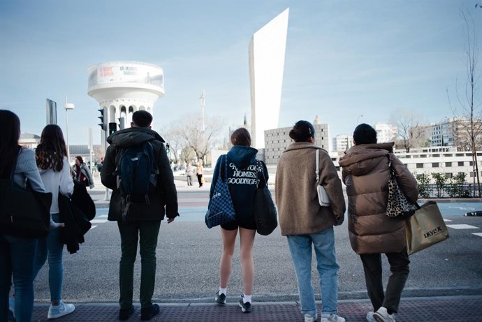 Archivo - Una joven con pantalón corto pasea por una calle de Madrid, a 26 de enero de 2024, en Madrid (España). 