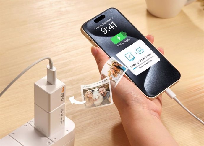 Qubii Duo seamlessly backs up photos and videos while your phone is being charged. (Source: Maktar Inc.)