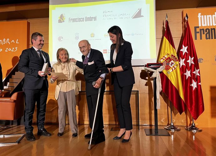 El consejero de Cultura, Turismo y Deporte de la Comunidad de Madrid, Mariano de Paco, entrega al escritor Álvaro Pombo el Premio Francisco Umbral.