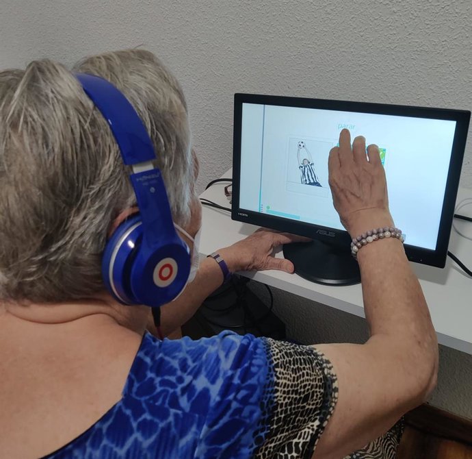 Una persona mayor con un dispositivo digital