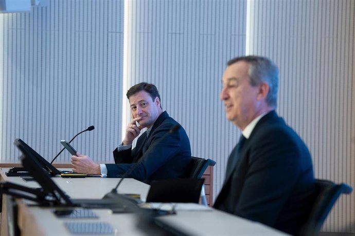 Archivo - El director financiero de Banco Sabadell, Leopoldo Alvear (i) y el consejero delegado de Banco Sabadell, César González-Bueno (d), intervienen durante el acto de presentación de resultados 2023, en la sede del Banco Sabadell, a 1 de febrero de