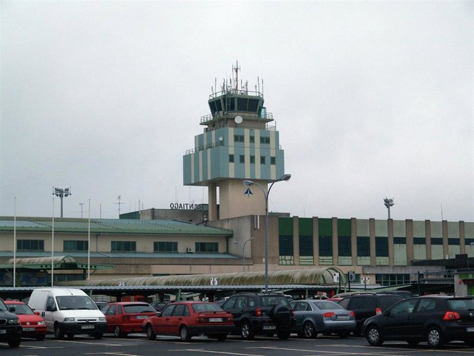 Archivo - Exterior del aeropuerto de Santiago de Compostela (A Coruña)