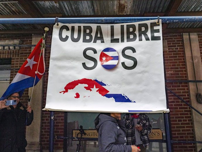 Archivo - November 15, 2021, New York, New York, us: Cubans, Cuban Americans, and their supporters rallied across from the Cuban Mission to the UN. Two factions ...one pro socialist cuban gov't ... one pro democracy yelled their slogans, shouted their mes