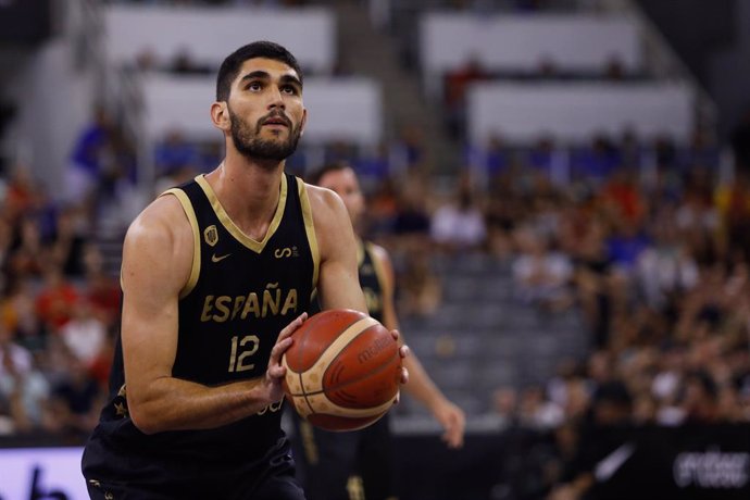 Archivo - Santi Aldama of Spain in action during City of Granada Tournament for the Centenary of the FEB, basketball match played between Spain and Canada at Palacio de Deportes on August 17, 2023, in Granada, Spain.