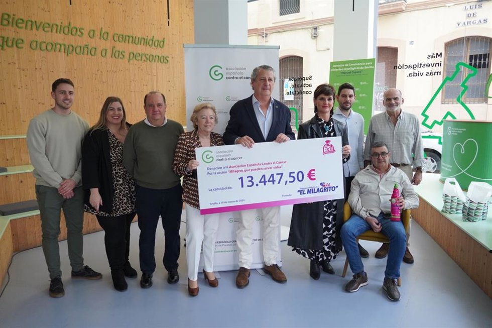 El Milagrito entrega a la Asociación contra el Cáncer más de 13.000 euros por la venta de sus botellas en febrero.