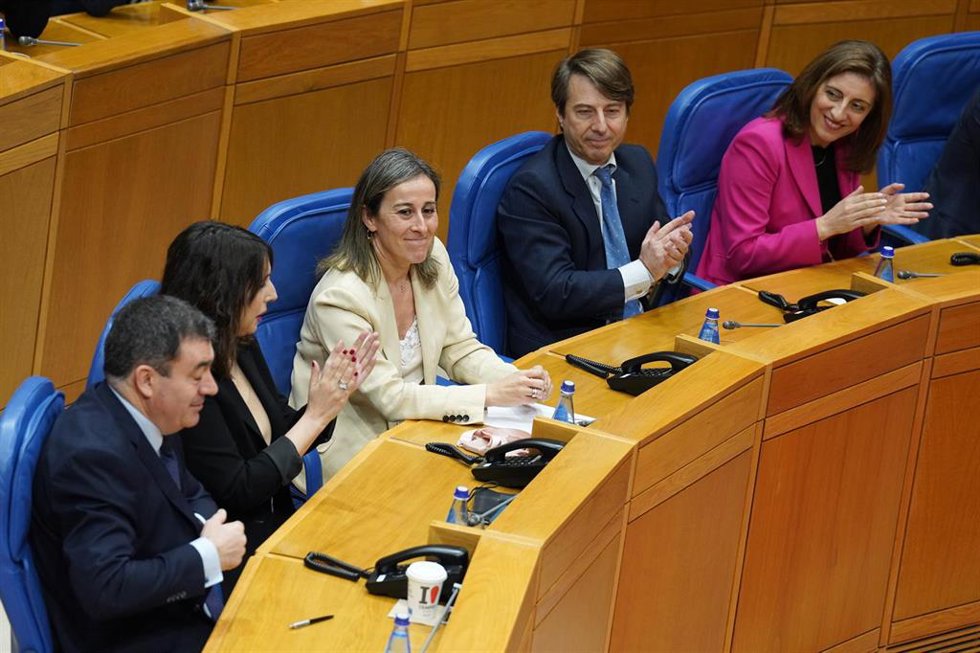 La hasta hoy consejera y nueva diputada de la Mesa del Parlamento Ethel Vázquez (c), durante la sesión de constitución del Parlamento de Galicia, a 18 de marzo de 2024, en Santiago de Compostela, A Coruña, Galicia (España). El Parlamento de Galicia arra