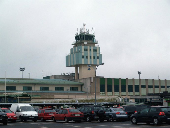 Archivo - Exterior del aeropuerto de Santiago de Compostela (A Coruña)