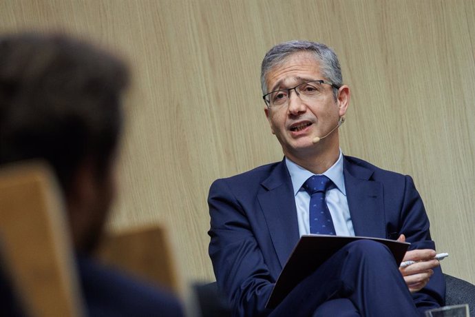 Archivo - El gobernador del Banco de España, Pablo Hernández de Cos, interviene durante un encuentro con estudiantes organizado por CUNEF Universidad, en el Aula Magna del Campus Almansa, a 15 de febrero de 2024, en Madrid (España)