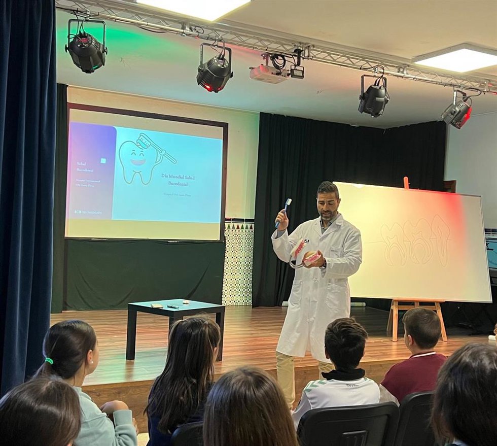El doctor Rosendo Fernández, jefe del servicio de Odontología y Cirugía Maxilofacial del Hospital Internacional HM Santa Elena, en una charla en un colegio.