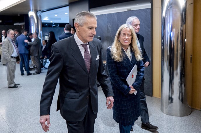 El presidente de Europa Press, Asís Martín de Cabiedes y la consejera de Economía, Hacienda y Empleo de la Comunidad de Madrid, Rocío Albert, a su llegada a un desayuno Madrid de Europa Press, en el Auditorio ‘Meeting Place’, a 18 de marzo de 2024, en 