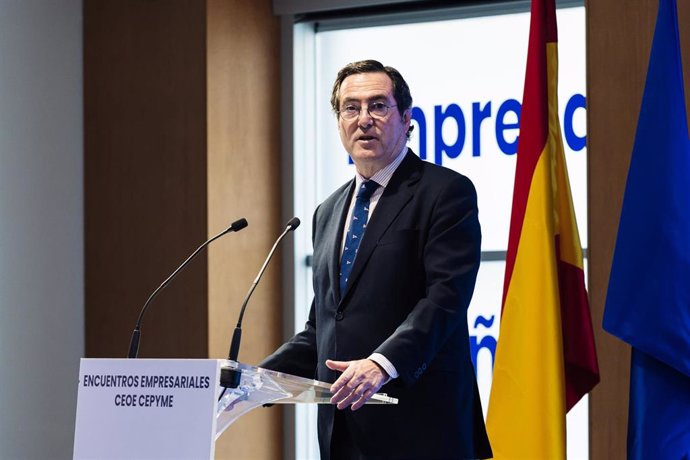 El presidente de CEOE, Antonio Garamendi, interviene durante el encuentro empresarial entre CEO Y CEPYME, en la sede de la CEOE, a 19 de marzo de 2024, en Madrid (España). 