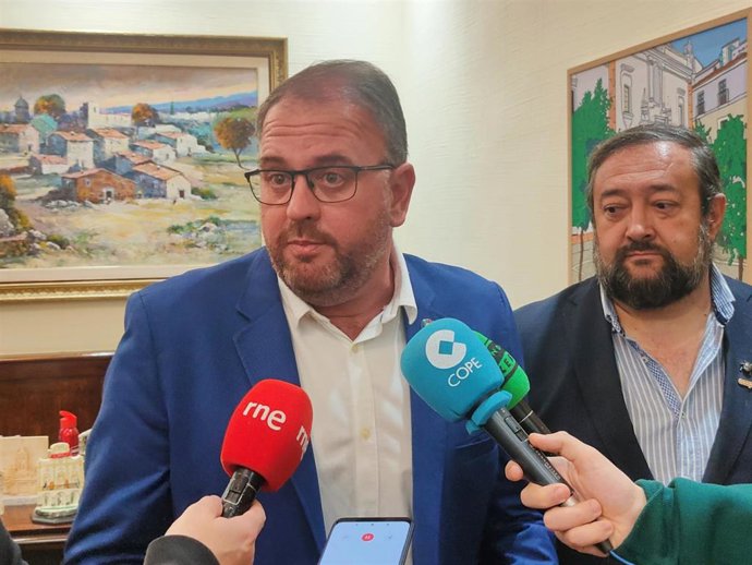 El alcalde de Mérida, Antonio Rodríguez Osuna, atiende a los medios de comunicación, en Alcaldía.