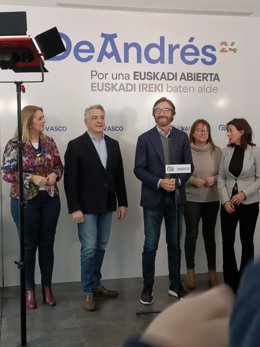 El presidente del PP vasco, Javier de Andrés, en la sede electoral del PP de Álava
