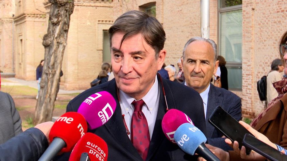 El director del Instituto Cervantes, Luis García Montero, atiende a los medios antes de inaugurar el encuentro de más de un centenar de responsables del mismo.