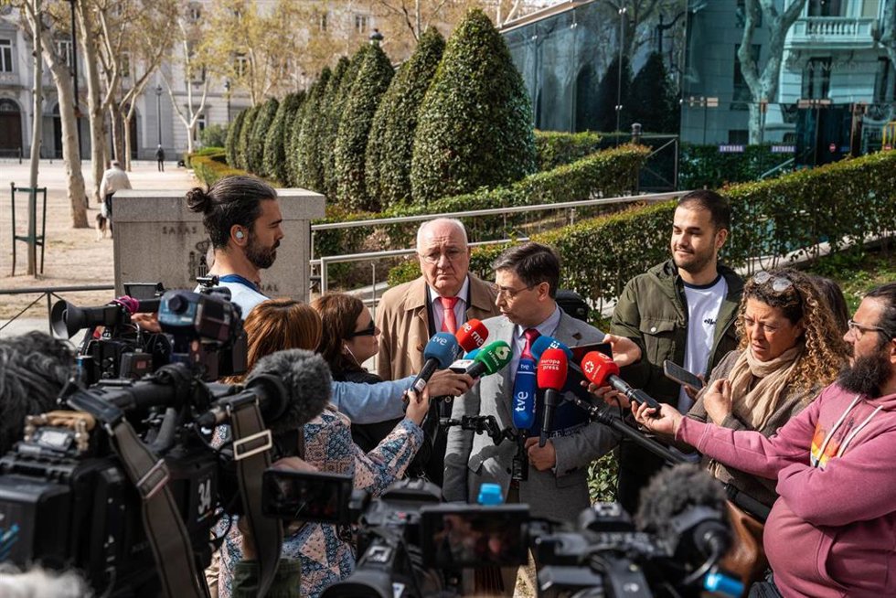 El abogado José Maria Fernández Abril (c), miembro de Abogados Cristianos, ofrece declaraciones tras presentar una querella contra miembros de la ejecutiva del PSOE y contra varios partidos políticos por la aprobación de la ley de amnistía, en la Audien