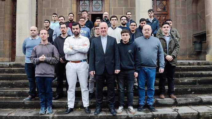 Los seminaristas del Seminario Metropolitano de Oviedo junto al rector, Sergio Martínez.