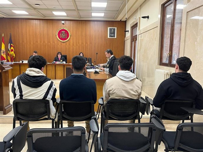 El profesor (primero por la izquierda) y los otros tres jóvenes acusados de abusos sexuales a alumnas del centro donde había trabajado el docente, sentados para el juicio en la Audiencia Provincial.