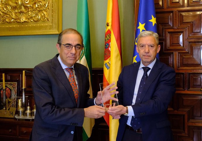 El rector de la Universidad de Sevilla, Miguel Ángel Castro, ha recibido de manos del director de Negocio de la Dirección Territorial Sur, José Leo Salas, el reconocimiento.