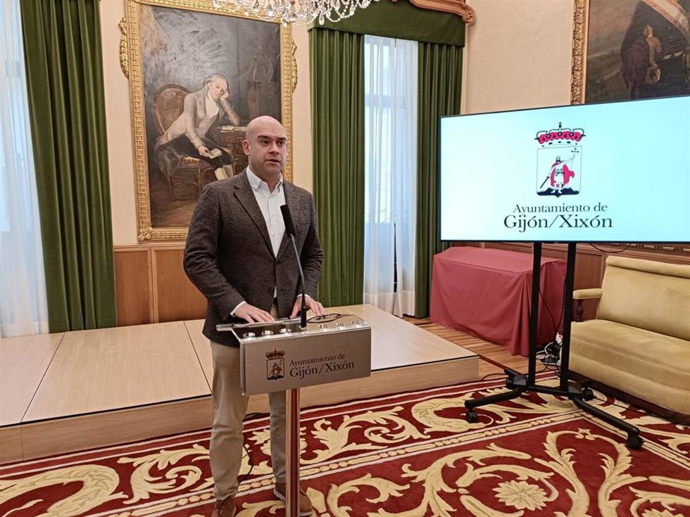 El portavoz de la Junta de Gobierno de Gijón, Jesús Martínez Salvador (Foro), en rueda de prensa en el Consistorio gijonés.