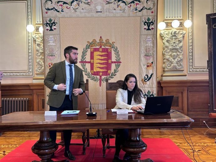 El concejal de Hacienda, Personal y Modernización Administrativa, Francisco Blanco, y la concejala delegada especial de Modernización Administrativa, Silvia Tomillo