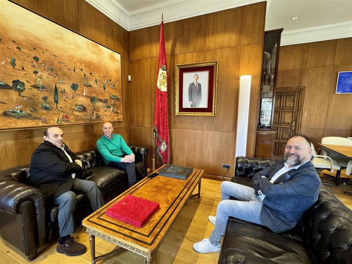 Imagen del encuentro institucional entre el alcalde de León, José Antonio Diez; el presidente de Aletic, Juan Carlos Rodríguez, y su predecesor en el cargo, Lucio Fuertes.