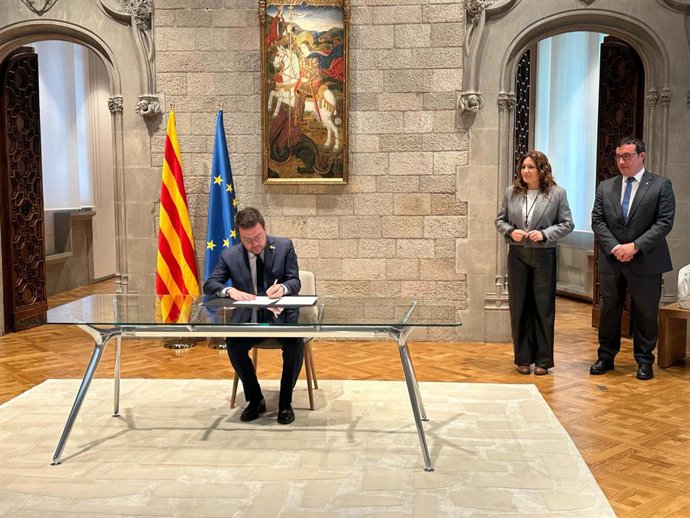 El presidente de la Generalitat, Pere Aragonès, firma el decreto de convocatoria de elecciones 