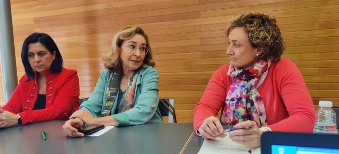 La responsable de la Unidad de Cuidados Paliativos del SERIS, Mónica Ochagavía -a la izquierda-, la consejera de Salud, María Martín -en el centro- y la psicóloga de Paliativos, María Antonio Pérez Medrano -a la derecha- en Espacios para la Salud