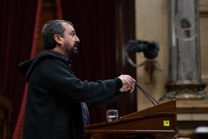 El diputado de la CUP en el Parlament Dani Cornellà en el pleno del Parlament