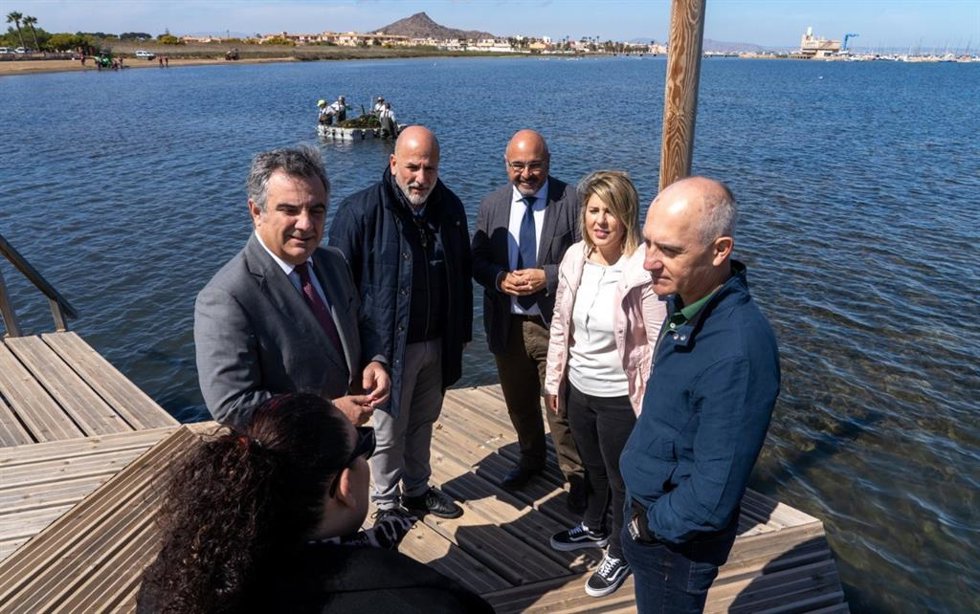 Retirada de biomasa en Estrella de Mar, junto a club náutico de Los Urrutias