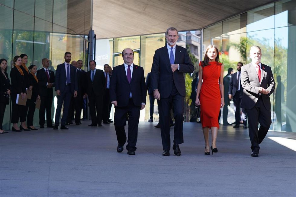 Archivo - (I-D) El ministro de Cultura y Deporte, Miquel Iceta; el Rey Felipe VI; la Reina Letizia y el presidente del Gobierno de Canarias, Ángel Víctor Torres, a su llegada al acto de entrega de las Medallas de Oro al Mérito en las Bellas Artes 2021 e