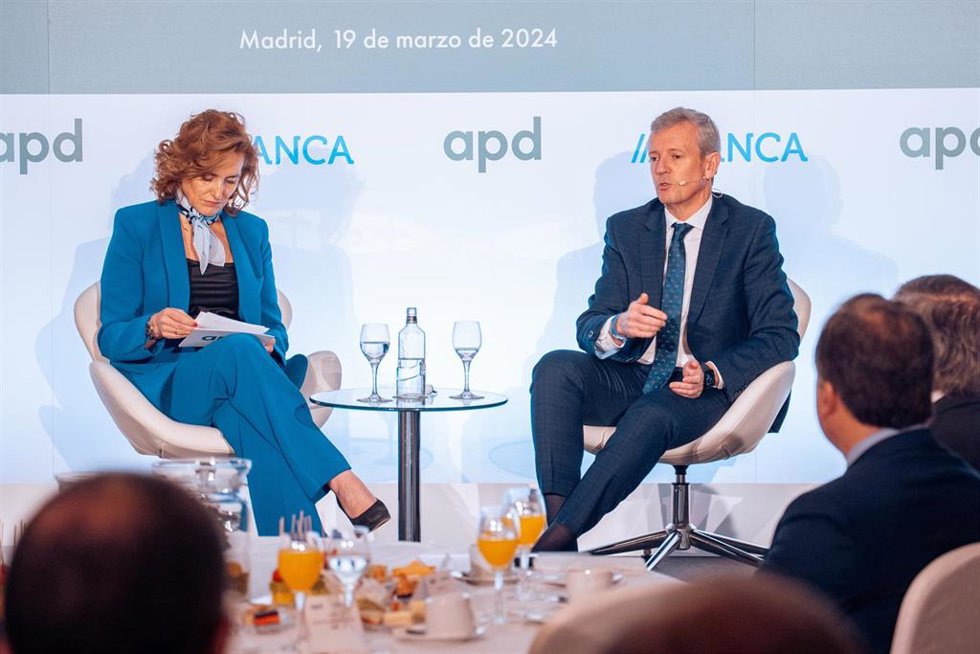 La presidente de APD, Laura González-Molero, y el presidente de la Xunta de Galicia, Alfonso Rueda, durante un desayuno informativo organizado por la Asociación para el Progreso de la Dirección y ABANCA, en el Hotel Palace, a 19 de marzo 2024, en Madrid