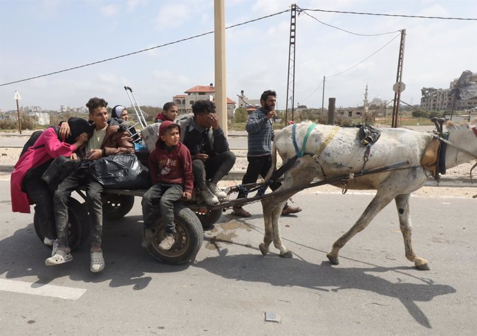 Un grupo de palestinos huye de las inmediaciones del hospital de Al Shifa, en la Franja de Gaza