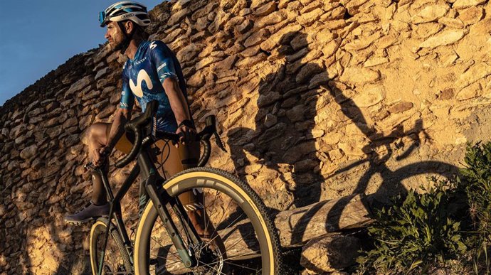 Archivo - El ciclsita español Alejandro Valverde con la bicicleta de gravel