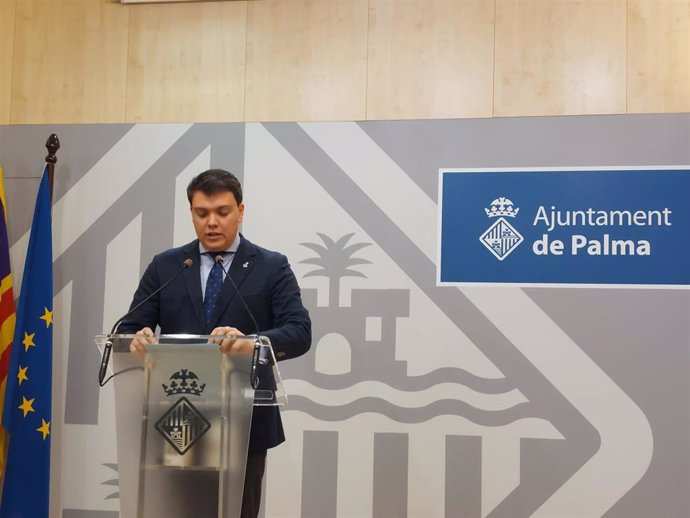 El portavoz del PP en el Ayuntamiento de Palma, Lloren Bauzá, en rueda de prensa.