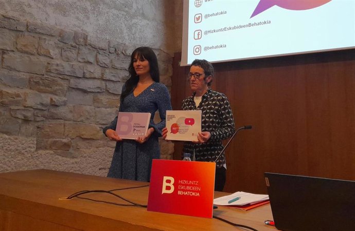 La directora de Behatokia, Agurne Gaubeka, y la técnica Garbiñe Petriati