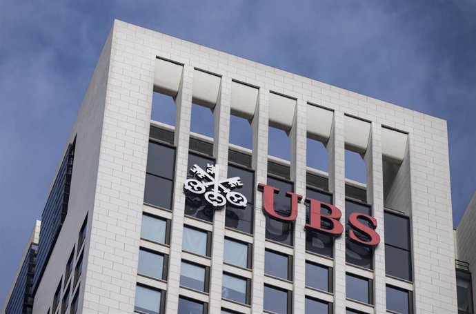 Archivo - FILED - 22 March 2023, Hesse, Frankfurt/Main: The headquarters of UBS Bank in Frankfurt am Main. Swiss banking giant UBS on Monday said it was expecting to complete its takeover of its ailing smaller rival Credit Suisse as early as next week. Ph