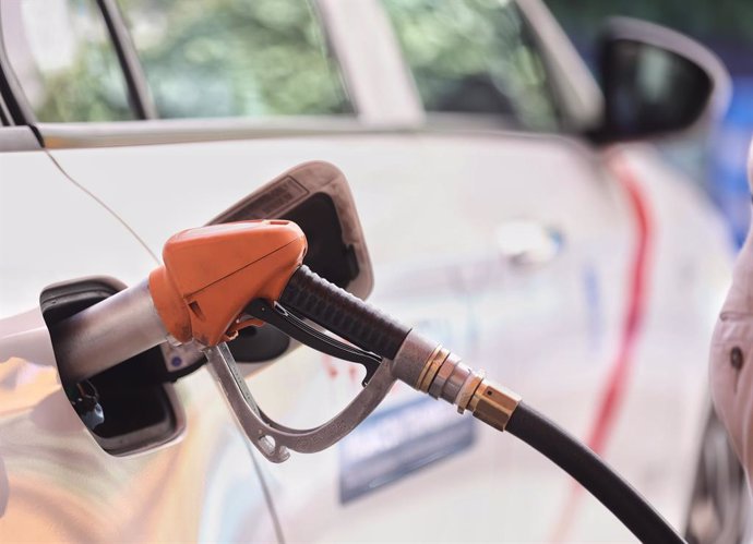 Archivo - Un coche recibe gas licuado de petróleo (GLP) o autogás, a 28 de octubre de 2021, en Madrid (España). 