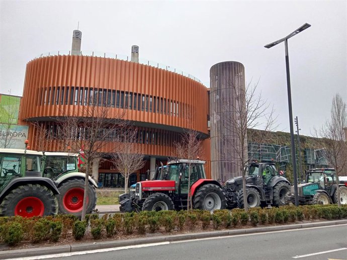 Concentración de tractores ante las puertas del Palacio Europa de Vitoria-Gasteiz