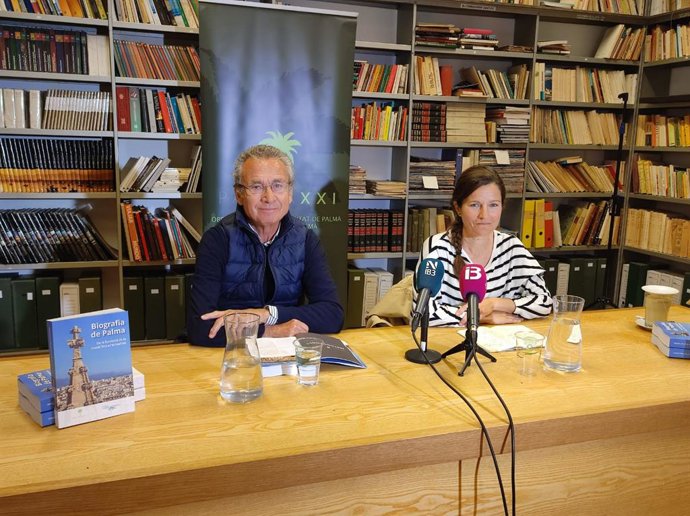 El presidente de la Fundación Iniciativas del Mediterráneo y coordinador del proyecto, Jaume Garau, y la presidenta de Palma XXI, Cristina Llorente, durante la presentación a los medios del libro 'Biografía de Palma'.