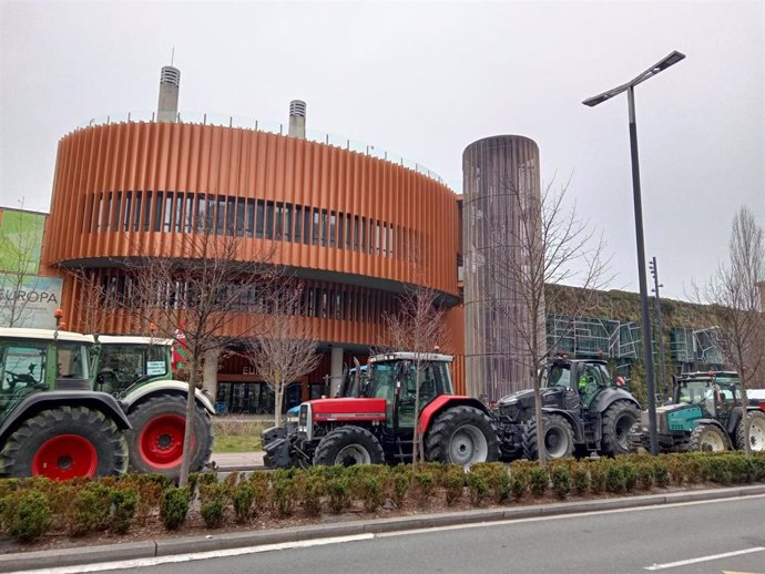 Concentración de tractores ante las puertas del Palacio Europa de Vitoria-Gasteiz