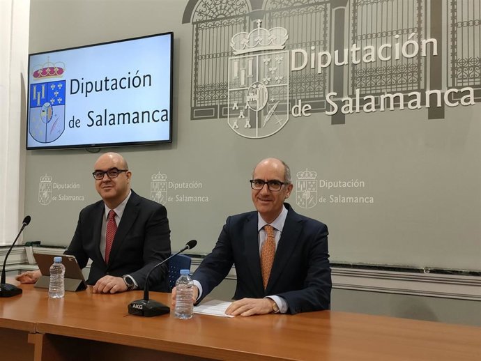 El presidente de la Diputación de Salamanca, Javier Iglesias (d), junto al diputado de Presidencia, Carlos García Sierra (i), en La Salina
