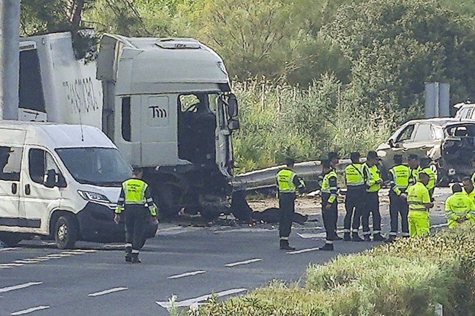 Detalle del estado de los vehículos en el cual han fallecido seis personas, dos de ellos guardias civiles, al arrollar un camión un control en la AP-4 en Los Palacios, a 19 de marzo de 2024 en Sevilla 