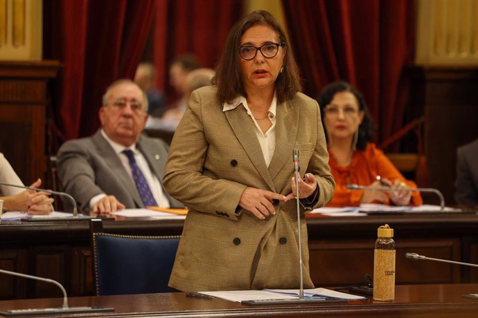 Archivo - La consellera de Salud, Manuela García Romero, interviene durante un pleno en el Parlament balear