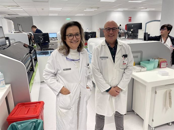 Marisa Salinas y Mauricio Mínguez, del Servicio de Análisis Clínicos del Hospital Universitario Sant Joan d'Alacant