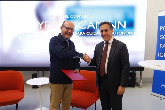 El delegado de Políticas Sociales, Familia e Igualdad, José Fernández, y el director general de Servicios de OHLA, José Antonio de Cachavera Sánchez, tras la firma del convenio de colaboración.