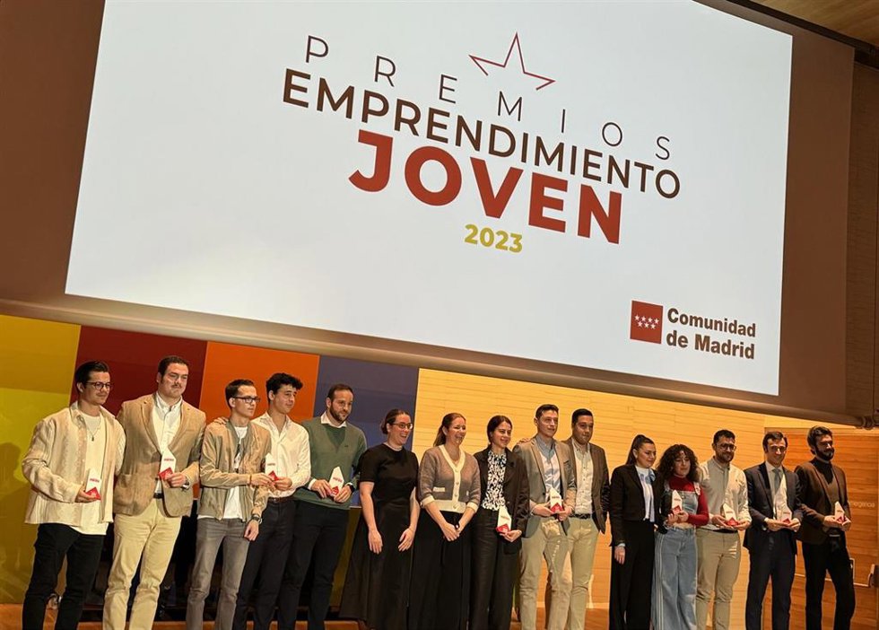Foto de familia de los premiados junto a la consejera de Familia, Juventud y Asuntos Sociales, Ana Dávila.
