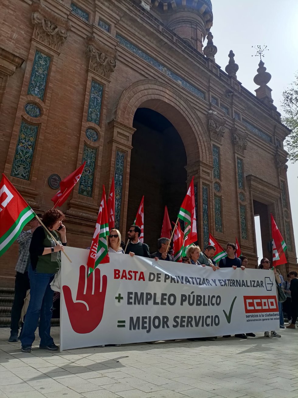 Concentración de delegados de CCOO-A para reclamar "el fin de las privatizaciones y externalizaciones" en la CHG