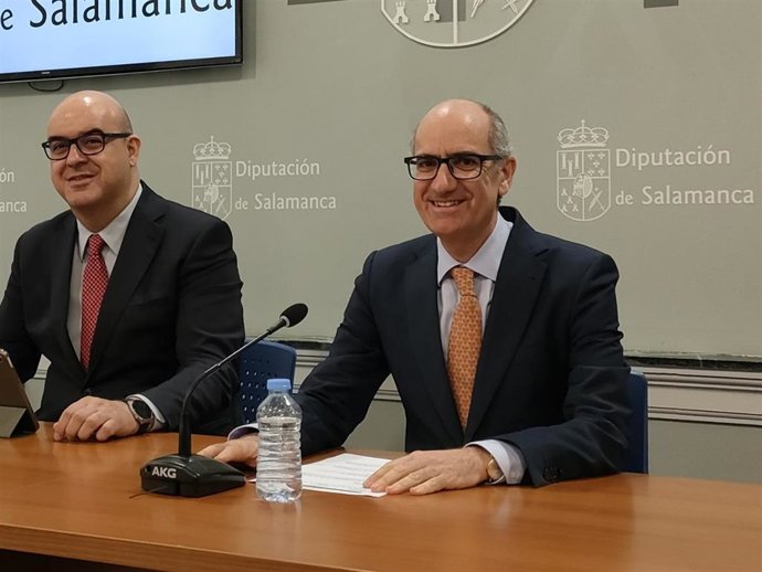 El presidente de la Diputación de Salamanca, Javier Iglesias (d), en La Salina