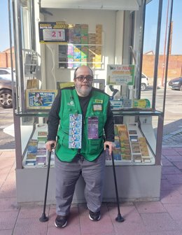 El vendedor de la ONCE que ha repartido el cupón premiado con 35.000 euros en Valladolid.